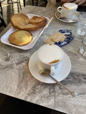 Ventaglio (gigante) crostatina (con tanto ripieno🤤) e un cappuccino di soia e uno di avena.  at Sorelle Giordano in Rome