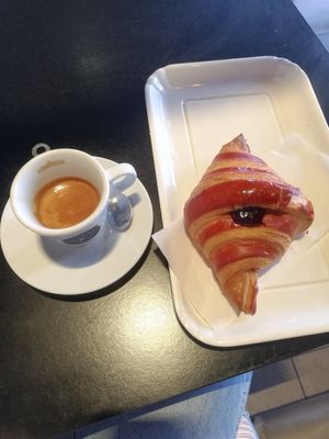 Cornetto veg ai frutti di bosco at Sorelle Giordano in Rome