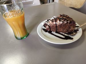 Zumo de melocotón y tarta de chocolate (4.70€) at La Vegatería in Salamanca