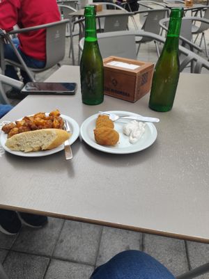 Patatas y croquetas + 2 bières alhambra (7,9€) at La Vegatería in Salamanca