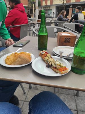 Patatas revolconas y vegapizza (2,9€) at La Vegatería in Salamanca