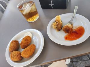Mosto, croquetas y saquitos de cebolla caramelizada y avellanas at La Vegatería in Salamanca