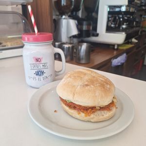 Hamburguesa Vegana Crispy at La Vegatería in Salamanca