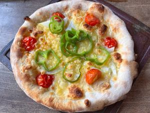 vegan pizza with onion, pepper, and tomato at Restaurant Yama no Kaze - れすとらん 山の風 in Goshogawara