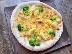 vegan pizza with broccoli, potato, and corn at Restaurant Yama no Kaze - れすとらん 山の風 in Goshogawara