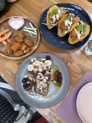 French Toast, Tacos und Califlower  at Flora Vegan Cafe in Tamarindo