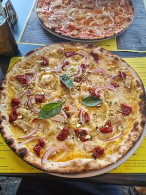 Pumpkin base with pistachio and vegan chicken and mozzarella  (Huera) at El Petit Obrador in Girona