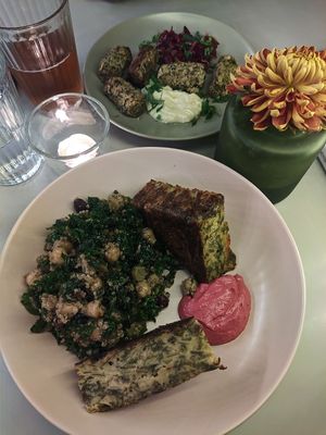 unten tray bake, oben Falafel at Pulse in Edinburgh