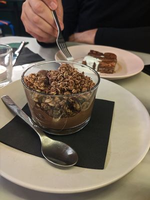 unten Chocoyoghurt, oben Upside Down cake at Pulse in Edinburgh