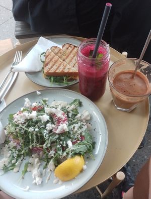 Eggbread oben und sourdough breakfast unten at Cafe Dreifünf in Berlin