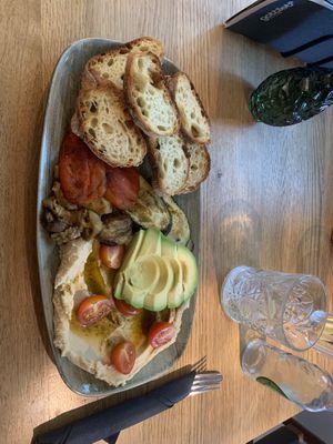 Hummusteller mit Grillgemüse  at Gottlieb Café & Bar in Stuttgart