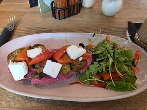 Rote Beete Hummus Brot mit veganem Feta & Salat at Gottlieb Café & Bar in Stuttgart