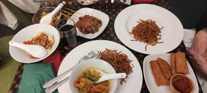 Vegan Indonesische rijsttafel: tempeh, tempeh saté, bami at Indo Rasa in Haarlem