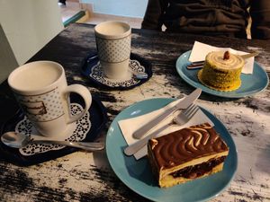 Donauwelle, Haselnusstörtchen und weiße Trinkschokolade😍 at Café Allerlei in Trier