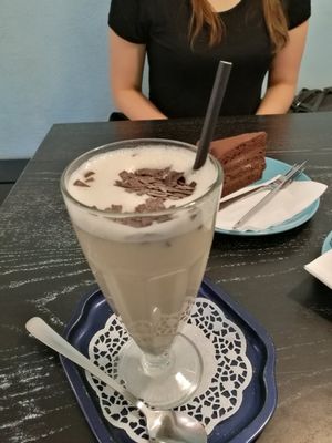 Bananen-Schoko Milchshake (Hafermilch) at Café Allerlei in Trier