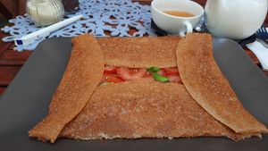 Herzhafter Crêpe mit Tomaten und Basilikum at Café Allerlei in Trier