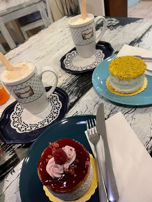 Schokolöffel und Himbeer- sowie Pistazientörtchen at Café Allerlei in Trier