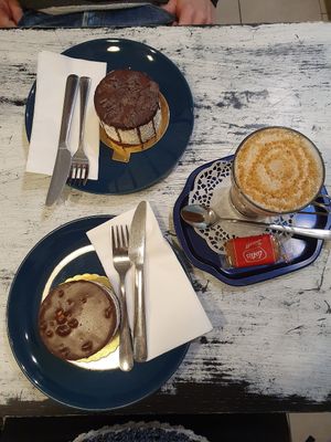 Nuss-Karamell Latte und köstliche Torten (1×Stracciatella und 1×Erdnuss) at Café Allerlei in Trier