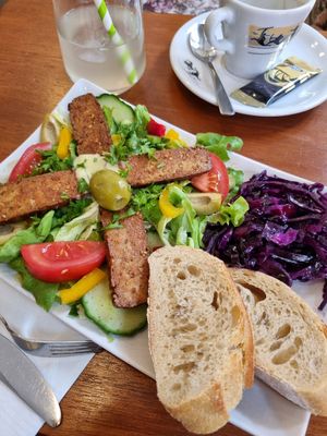 Bunter Salat mit Mandel-Sesam-Tofu & Baguette at Café Allerlei in Trier