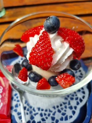 Vanilla ice cream with berries at Café Allerlei in Trier