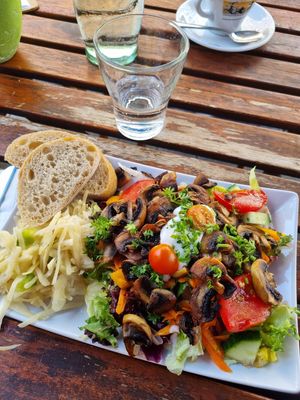 Bunter Salat mit Pilzen at Café Allerlei in Trier