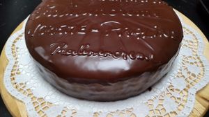 vegane Pralinencreme-Torte
vegan chocolate cremecake
between the slices of spongcake you will find a delicious chololatecreme, covered with finest chocolat at Café Allerlei in Trier