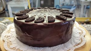 vegane OREO-Torte
vegan OREO-cremecake
between the slices of spongcake you will find a delicious creme with OREO-crisps, covered with finest chocolat at Café Allerlei in Trier