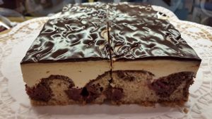 vegane Donauwelle
vegan Donauwave
delicious chocolat-vanilla-cake with cherrys topped with a fine Vanillacreme, coverred with a fine chocolat  at Café Allerlei in Trier