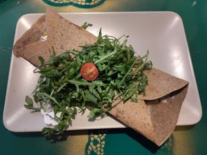 Galette mit (veganem) Käse, Créme, Tomaten und Rucola at Café Allerlei in Trier