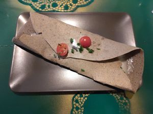 Galettemit (veganem) Käse, Schnittlauch-Créme und Tomaten at Café Allerlei in Trier