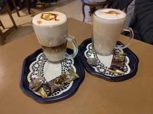 Karamell Lattechino mit Sojamilch und Chai Latte mit Mandelmilch at Café Allerlei in Trier