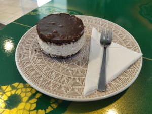 Mini Cake "Erdnuss und salziges Karamell" at Café Allerlei in Trier