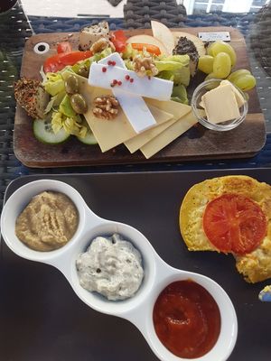 Vegane Käseplatte mit Omlette ❤ at Café Allerlei in Trier