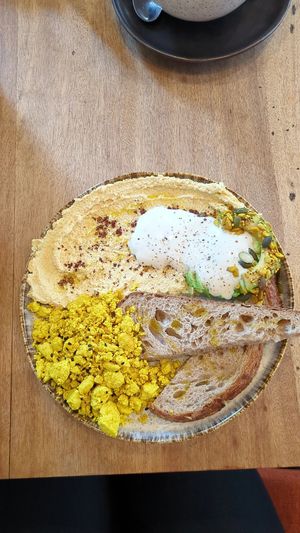 Kickstarter (scrambled tofu, hummus, bread, avocado, vegan yogurt) at M Cafe in Carcavelos