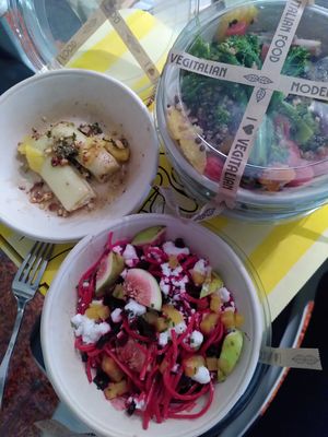 Delicious roasted leek, harvest bowl and beet cheesy pasta at Vegitalian Pizza Bar in Utrecht