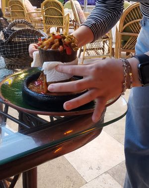 Breaking clay pot at Aysel'in Mutfağı in Nevsehir