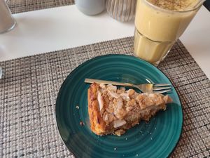 Apfelkuchen mit Mango-Shake at Blattwerk Café & Restaurant in Bad Homburg