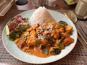 Gebratenes Gemüse mit Tofu und Reis in Mango Chili Kokos Soße  at Blattwerk Café & Restaurant in Bad Homburg