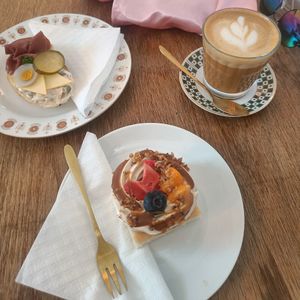 Lákava #opensandwich #cake #coffee at KŸNO in Brno