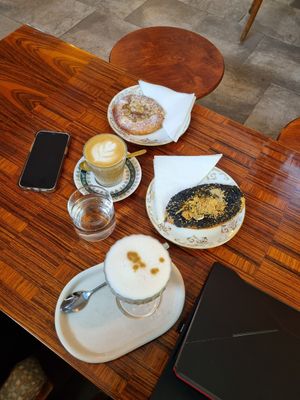 Sweet and savoury koláč, pumpkin spice latte and caffe latte at KŸNO in Brno