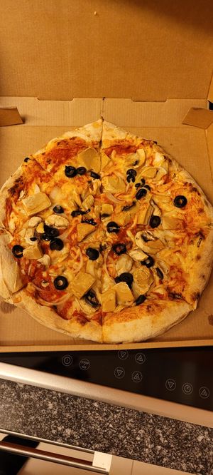 Planted chicken mit Gemüse und veganem Käse at Telpizza - Cloud Kitchen in Zurich