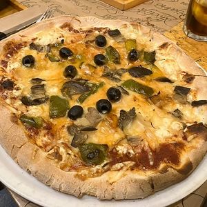 Pizza con mozzarella vegana, aceitunas, cebolla caramelizada, pimiento y berenjena. #Veganuary at La Fabbriča  in Cordoba