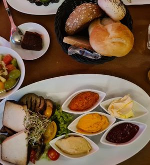 "Das Bewusste" Frühstück mit verschiedenen Aufstrichen, Margarine, Brotkorb, Räuchertofu, Grillgemüse und Obstsalat at Lloyd's Café & Bar in Dresden