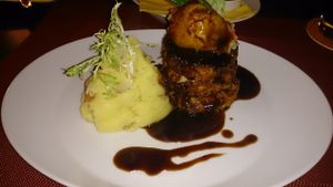 Sauerkraut-Tofu-Waldpilz Bratlinge mit Kartoffel-Roestzwiebel Püree mit Dunkler Bier-Malz-Mango-Ingwer Soße at Vaust Braugaststatte in Berlin