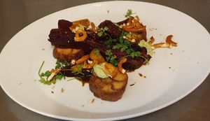 Bete-Filets mit Wacholder-Jus, Rosenkohl-Gemüse, Brezelknödel und Kerbelcreme at Vaust Braugaststatte in Berlin