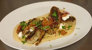 Grünkohlmaultaschen mit Quitten-Senf-Sellerie-Püree, Rauchcreme und Tempeh-Chips at Vaust Braugaststatte in Berlin