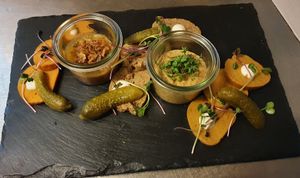 Vesperplatte - Kürbis-Rauch-Vurst, grobe Soja-Pilz-Vurst, Knoblauchvurst, Linsen-Lebervurst, Apfel-Zwiebel-Schmalz, Majoran- at Vaust Braugaststatte in Berlin