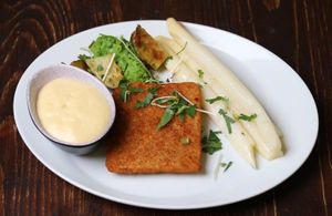 Tempeschnitzel Spargel at Vaust Braugaststatte in Berlin