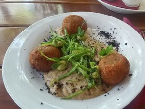 Auberginen-Püree, -Krokette und -Erde mit Erbsenpüree, gebratenen Zuckerschotenstreifen und Affilakresse für 21,50 Euro at Vaust Braugaststatte in Berlin