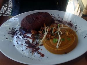 Seitan-Rote-Beete-Steak mit Sellerie-Karottenpüree,
Brombeerjus und gebratenen Pfifferlingen für 23,50 Euro at Vaust Braugaststatte in Berlin